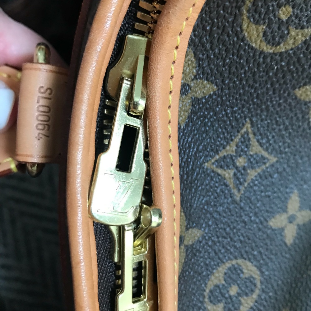 AUTH LV 40 SAC CHEIN NEVER USED STORED PERFECTLY. PURCHASED NEW BY ME! PRISTINE - Picture 4 of 8